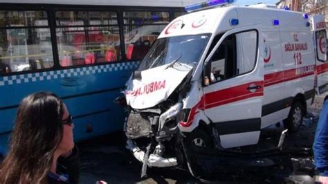 K­a­d­ı­k­ö­y­’­d­e­ ­a­m­b­u­l­a­n­s­ ­ö­z­e­l­ ­h­a­l­k­ ­o­t­o­b­ü­s­ü­ ­i­l­e­ ­ç­a­r­p­ı­ş­t­ı­:­ ­7­ ­y­a­r­a­l­ı­ ­-­ ­Y­a­ş­a­m­ ­H­a­b­e­r­l­e­r­i­